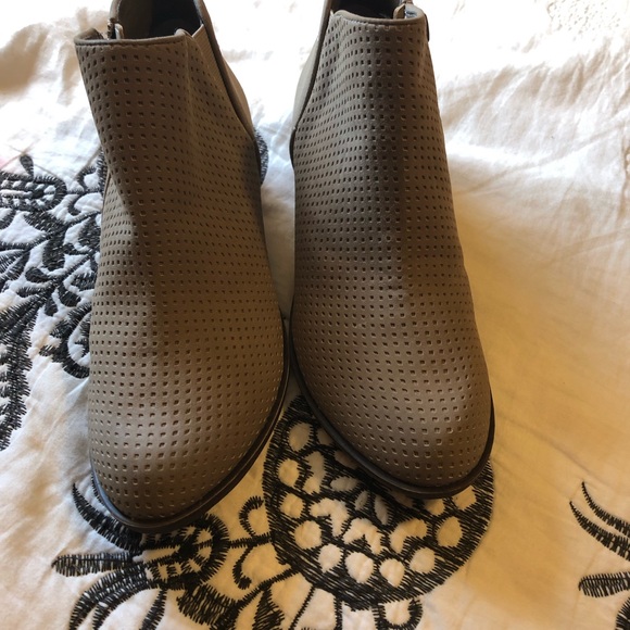 Treasure Bond NWOT Taupe Booties Size 5 - Picture 2 of 4